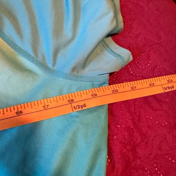 Set of 2- running shirts - one has a small snag -XL - Picture 2 of 5